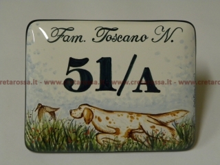 cod.art: nc90 - Mattonella in ceramica leggermente bombata cm 17x13 circa con decoro cane da caccia e scritta personalizzata.